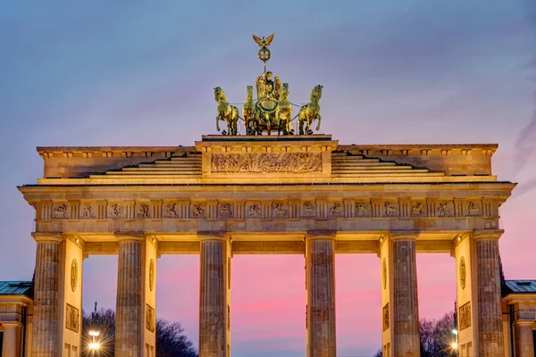 Das brandenburger tor nach untergang — Stockfoto