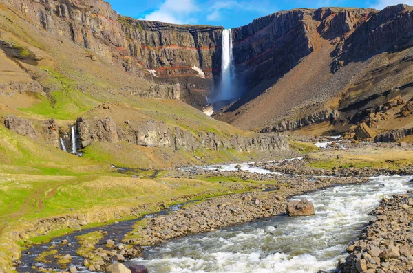 A cachoeira Hengifoss na Islândia — Fotografia de Stock