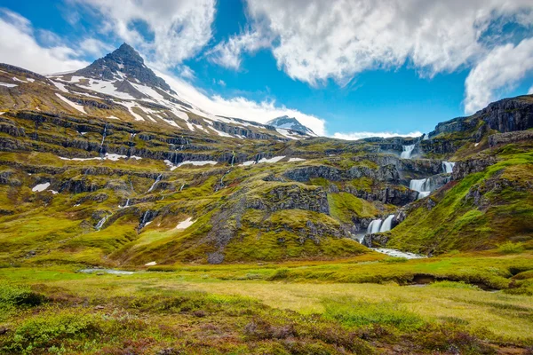 Landschap in de Mjoifjordur fjord — Stockfoto