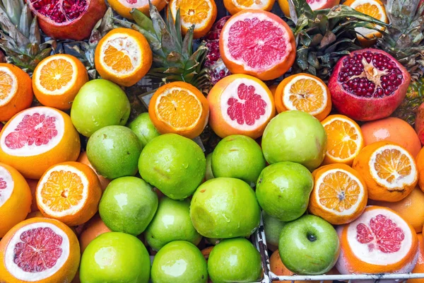 Äpfel, Granatapfel und Orangen — Stockfoto