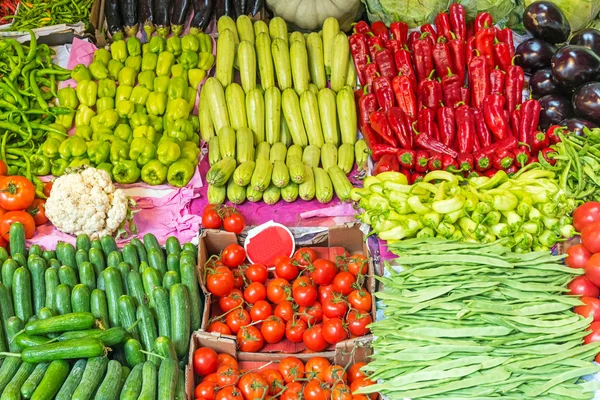 Verduras verdes y rojas en venta —  Fotos de Stock