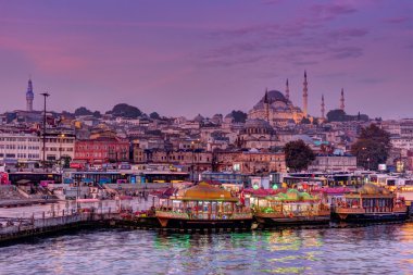 Şafak vakti Istanbul'da Golden Horn