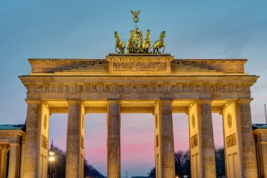 Brandenburger Tor şafakta