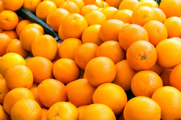 Uma pilha de laranjas para venda — Fotografia de Stock