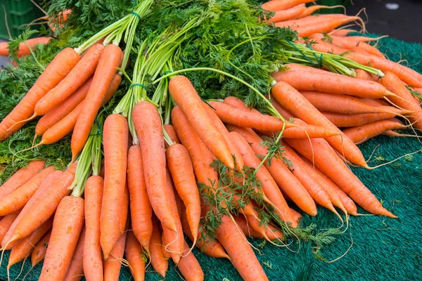 Une pile de carottes à vendre — Photo