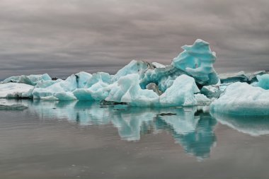 Bir glaciar lagün, mavi buzdağı
