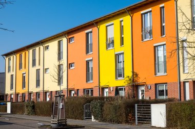 Berlin yakınındaki renkli seri halinde konut