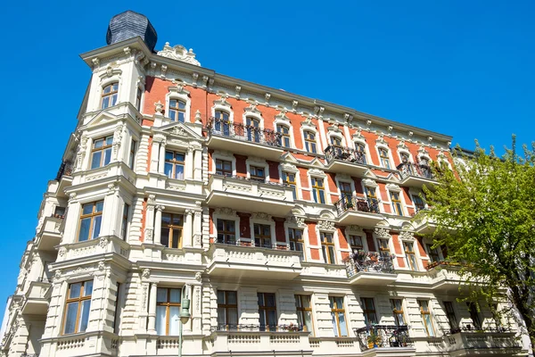 Bellissimo edificio restaurato a Berlino — Foto Stock