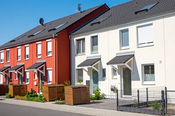 Rot-weiße Reihenhäuser — Stockfoto