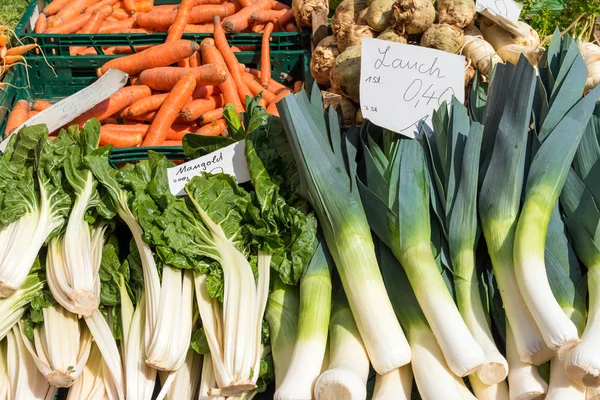 Лук-порей, мангольд и морковь на продажу — стоковое фото