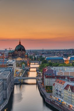 Gün batımında Berlin Spree Nehri