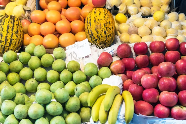 Jablka, hrušky a melouny na prodej — Stock fotografie