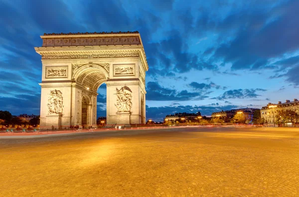 Le célèbre arc de triomphe à Paris — Photo