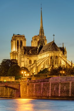 Notre Dame de Paris güneş battıktan sonra