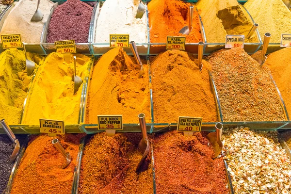 Kryddor på en marknad i Istanbul — Stockfoto