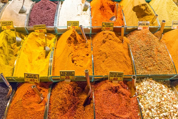 Istanbul'da bir markette baharat