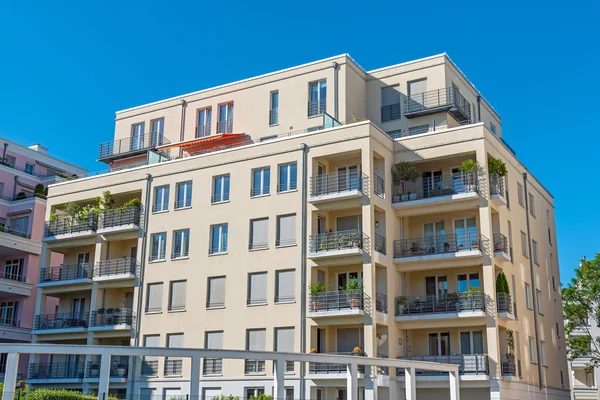 Modern yellow apartment house — Stock Photo, Image