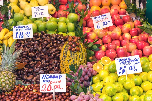 Fresh fruits for sale at a market — Stock Photo, Image