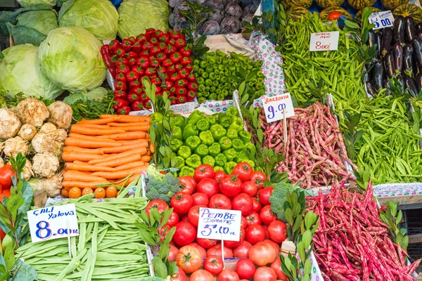 Piles de légumes à vendre — Photo