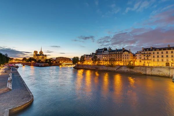 Der Fluss Seine in Paris im Morgengrauen — Stockfoto