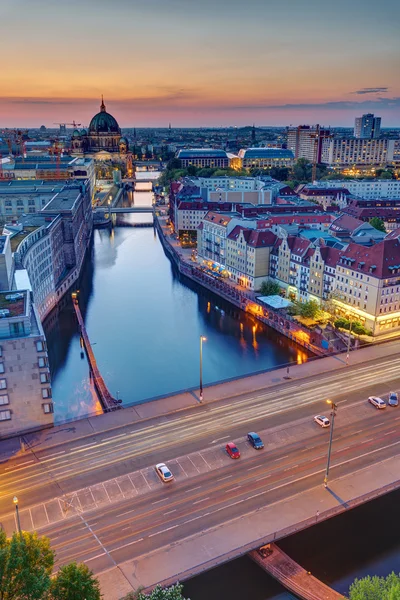 Berlin Spree Nehri gün batımında — Stok fotoğraf