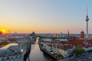 Berlin'in merkezinde üzerinden günbatımı