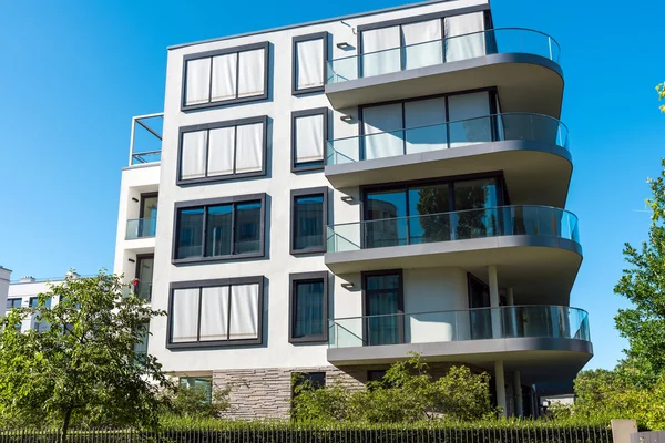 Apartamento casa con balcones redondos —  Fotos de Stock