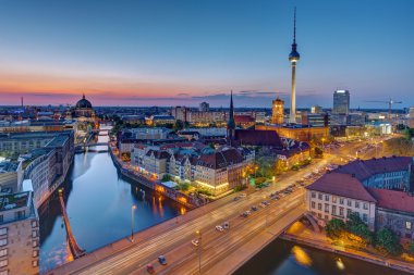 Berlin siluetinin mavi saatte