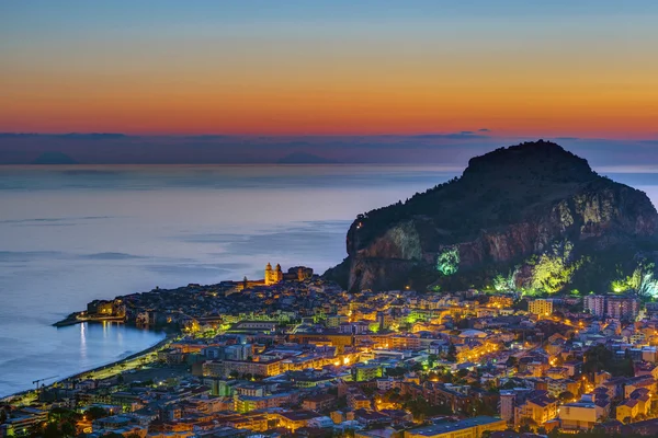 Cefalu på Sicilien före soluppgången — Stockfoto