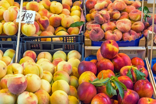 Different kinds of peaches for sale — Stock Photo, Image