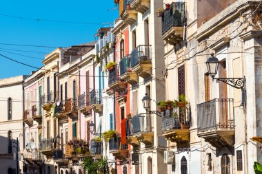 Eski evin cephe, Syracuse