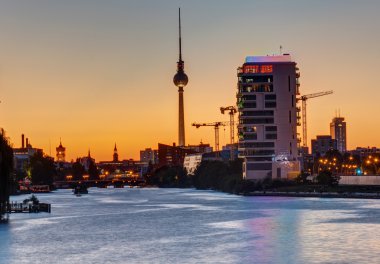 Berlin Spree Nehri gün batımında
