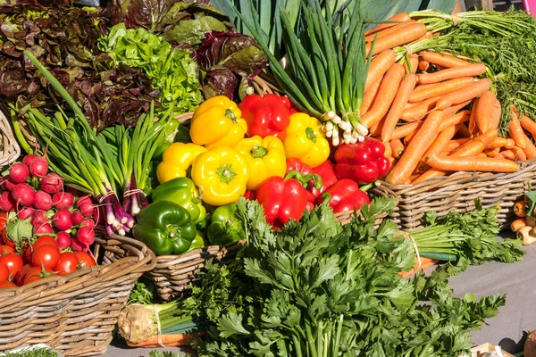 Verduras frescas en un mercado — Foto de Stock