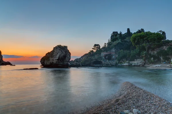 Východ slunce na pobřeží Taormina — Stock fotografie