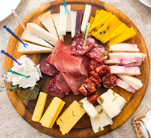 Placa de queso y salami — Foto de Stock