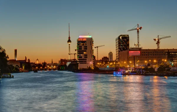 El río Spree en Berlín al atardecer — Foto de Stock