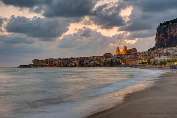 Cefalu in Sicily before sunrise — Stock Photo, Image