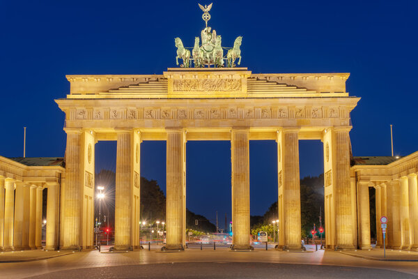 Berlins Brandenburg Gate at night