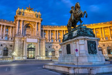 Viyana 'daki Hofburg' un bir kısmıyla birlikte Prinz Eugen Heykeli.