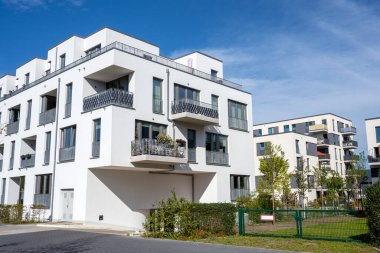Berlin, Almanya 'da bir kalkınma bölgesinde modern beyaz konutlar