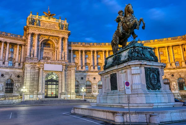 欧根亲王雕像与维也纳霍夫堡部分地区的夜晚 — 图库照片