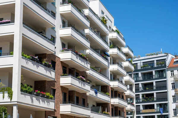 Büyük Balkonları Olan Modern Bir Apartmanın Cephesi — Stok fotoğraf