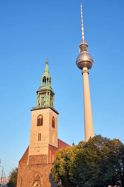 柏林Alexanderplatz著名的电视塔和Marienkirche — 图库照片