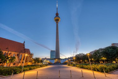 Berlin 'deki Alexanderplatz' da güneş doğmadan önce ünlü Televizyon Kulesi