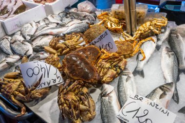 Pazarda satılık balık ve kabuklular