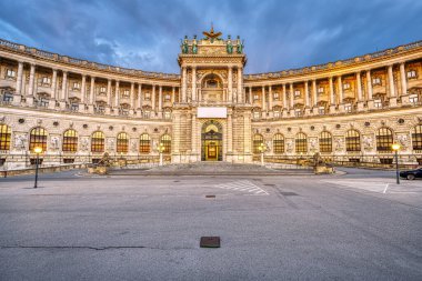 Alacakaranlıkta Viyana 'da Hofburg ve Heldenplatz' ın bir kısmı