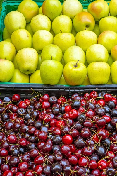 市場での販売のためのチェリーとリンゴ — ストック写真
