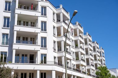 Berlin, Almanya 'da beyaz modern apartmanlar görüldü
