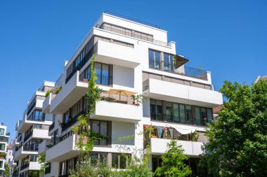 Berlin, Almanya 'da beyaz lüks apartman binası görüldü