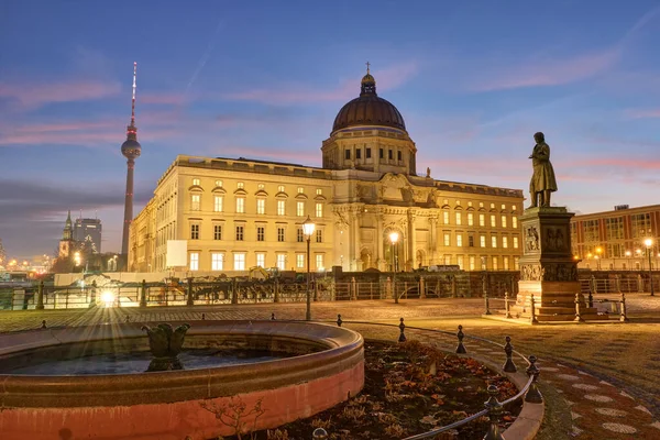 Ανακατασκευασμένο City Palace Και Διάσημος Πύργος Τηλεόρασης Στο Βερολίνο Πριν — Φωτογραφία Αρχείου